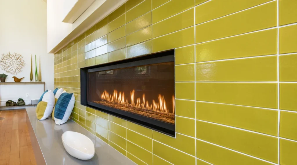 Une cheminée élégante avec un mur carrelé de tuiles vertes, créant une ambiance chaleureuse et accueillante.