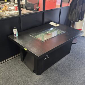 TABLE A FEU OUTDOOR GREATROOM
